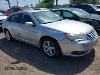 2011 Chrysler 200 Touring z VIN 1C3BC1FB3BN527927, wystawiony jako IAAI lot #42532480 z przebiegiem 153 273 mil mil oraz . Historia ofert i sprzedaży dostępna na DreamBid. Obrazek 1.