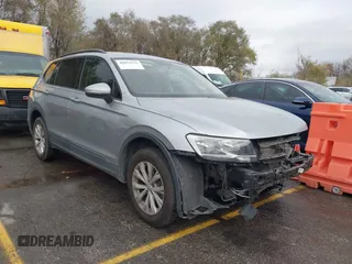 2020 Volkswagen Tiguan S z VIN 3VV1B7AX3LM127590, wystawiony jako IAAI lot #40852532 z przebiegiem 62 465 mil mil oraz . Historia ofert i sprzedaży dostępna na DreamBid. Obrazek 1.