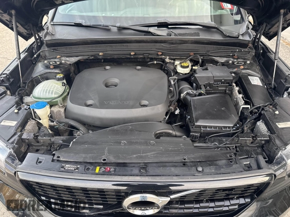 2019 Volvo XC40 R-Design z VIN YV4162UM7K2078081, wystawiony jako IAAI lot #41808014 z przebiegiem 204 223 mil mil oraz . Historia ofert i sprzedaży dostępna na DreamBid. Obrazek 10.