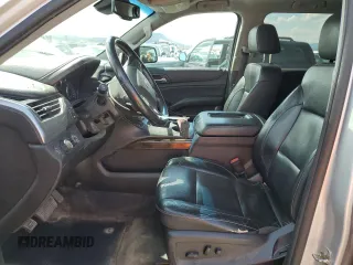 2019 Chevrolet Suburban LT z VIN 1GNSKHKC0KR397479, wystawiony jako Copart lot #56206065 z przebiegiem 289 466 mil mil oraz Czysty tytuł • Clean title. Historia ofert i sprzedaży dostępna na DreamBid. Obrazek 7.