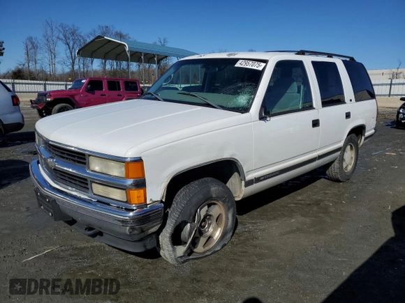 1998 Chevrolet Tahoe z VIN 1GNEK13R8WJ372101, wystawiony jako Copart lot #42957075 z przebiegiem 174 853 mil mil oraz Szkoda całkowita • Salvage title. Historia ofert i sprzedaży dostępna na DreamBid. Obrazek 1.