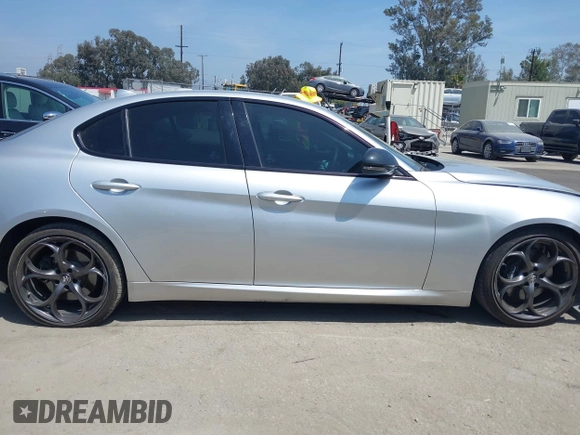 2019 Alfa Romeo Giulia z VIN ZARFAMAN7K7609854, wystawiony jako IAAI lot #42086641 z przebiegiem 45 398 mil mil oraz . Historia ofert i sprzedaży dostępna na DreamBid. Obrazek 13.