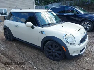 2010 MINI Hardtop S z VIN WMWMF7C55ATX44898, wystawiony jako IAAI lot #42727762 z przebiegiem 131 845 mil mil oraz . Historia ofert i sprzedaży dostępna na DreamBid. Obrazek 1.