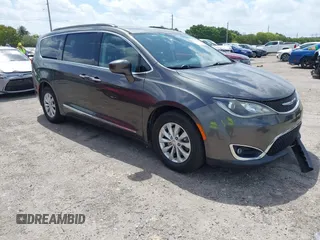 2017 Chrysler Pacifica Touring L z VIN 2C4RC1BG9HR613024, wystawiony jako IAAI lot #42112148 z przebiegiem 125 898 mil mil oraz . Historia ofert i sprzedaży dostępna na DreamBid. Obrazek 1.