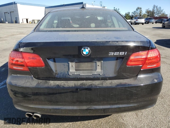 2011 BMW 3 Series 328i z VIN WBAKE5C54BE573498, wystawiony jako Copart lot #88062045 z przebiegiem 81 239 mil mil oraz Szkoda całkowita • Salvage title. Historia ofert i sprzedaży dostępna na DreamBid. Obrazek 6.