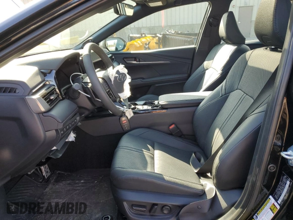 2025 Toyota Camry LE z VIN 4T1DBADK5SU015503, wystawiony jako Copart lot #51480665 z przebiegiem 3 525 mil mil oraz Szkoda całkowita • Salvage title. Historia ofert i sprzedaży dostępna na DreamBid. Obrazek 7.