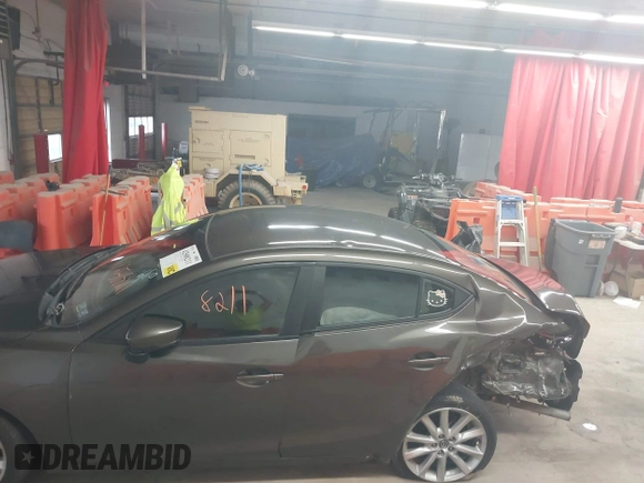 2017 Mazda 3 Touring z VIN JM1BN1V78H1142186, wystawiony jako IAAI lot #42508211 z przebiegiem 109 082 mil mil oraz . Historia ofert i sprzedaży dostępna na DreamBid. Obrazek 14.