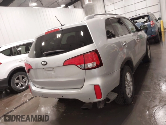 2014 Kia Sorento LX z VIN 5XYKTCA63EG524362, wystawiony jako IAAI lot #42264712 z przebiegiem 99 450 mil mil oraz . Historia ofert i sprzedaży dostępna na DreamBid. Obrazek 17.