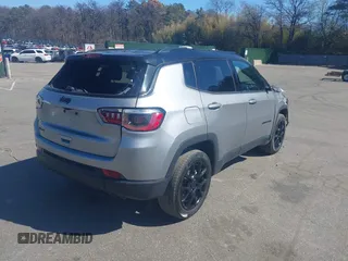 2022 Jeep Compass Latitude z VIN 3C4NJDBB4NT197015, wystawiony jako IAAI lot #42074901 z przebiegiem 61 498 mil mil oraz . Historia ofert i sprzedaży dostępna na DreamBid. Obrazek 4.