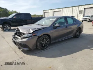 2022 Toyota Camry SE z VIN 4T1G11AK4NU048064, wystawiony jako Copart lot #51414655 z przebiegiem 67 410 mil mil oraz Szkoda całkowita • Salvage title. Historia ofert i sprzedaży dostępna na DreamBid. Obrazek 1.