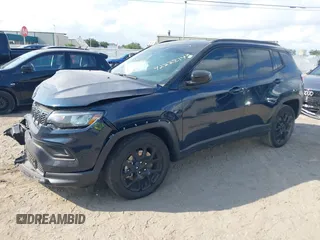 2024 Jeep Compass Latitude z VIN 3C4NJDBN7RT162744, wystawiony jako IAAI lot #42222143 z przebiegiem 8 657 mil mil oraz . Historia ofert i sprzedaży dostępna na DreamBid. Obrazek 2.
