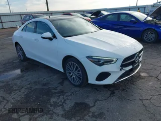 2025 Mercedes-Benz CLA 250 z VIN W1K5J4GB5SN517386, wystawiony jako IAAI lot #42475670 z przebiegiem 21 839 mil mil oraz . Historia ofert i sprzedaży dostępna na DreamBid. Obrazek 1.