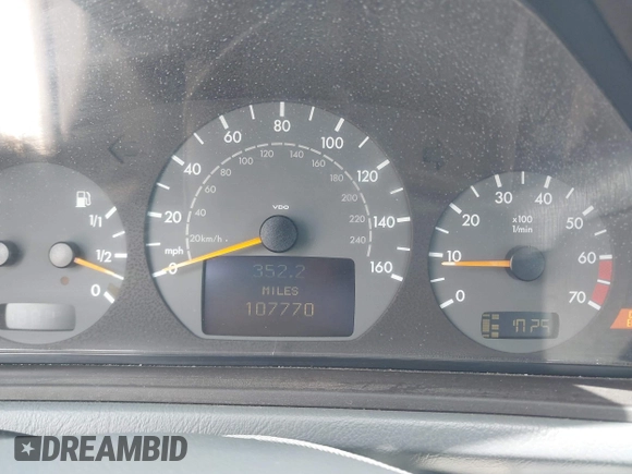 2001 Mercedes-Benz CLK 320/430 z VIN WDBLK70GX1T069063, wystawiony jako IAAI lot #42353619 z przebiegiem 107 770 mil mil oraz . Historia ofert i sprzedaży dostępna na DreamBid. Obrazek 7.