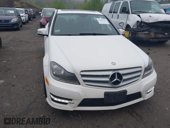 2013 Mercedes-Benz C 300 Sport z VIN WDDGF8ABXDR289262, wystawiony jako IAAI lot #42181367 z przebiegiem 130 744 mil mil oraz . Historia ofert i sprzedaży dostępna na DreamBid. Obrazek 12.