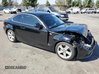 2013 BMW 1 Series 128i z VIN WBAUP9C56DVS95393, wystawiony jako Copart lot #77989924 z przebiegiem 51 221 mil mil oraz Szkoda całkowita • Salvage title. Historia ofert i sprzedaży dostępna na DreamBid. Obrazek 4.