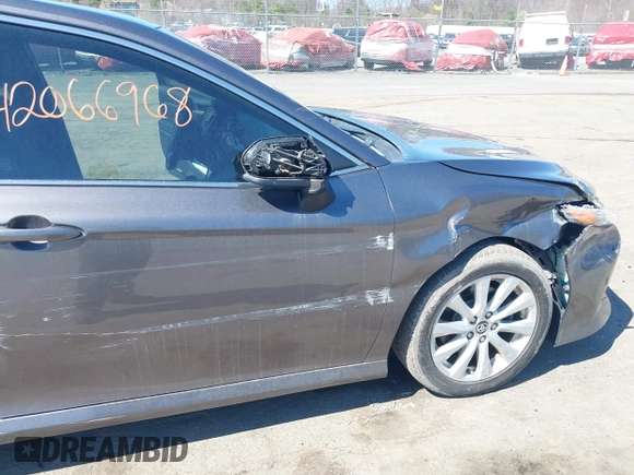 2019 Toyota Camry LE z VIN 4T1B11HK9KU245615, wystawiony jako IAAI lot #42066968 z przebiegiem 130 042 mil mil oraz . Historia ofert i sprzedaży dostępna na DreamBid. Obrazek 6.