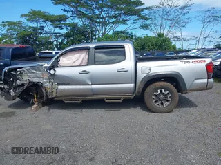2018 Toyota Tacoma SR z VIN 3TMCZ5AN7JM156092, wystawiony jako IAAI lot #41642391 z przebiegiem 65 805 mil mil oraz . Historia ofert i sprzedaży dostępna na DreamBid. Obrazek 14.