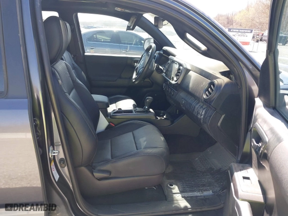2019 Toyota Tacoma 4WD SR with VIN 3TMCZ5AN2KM268915, listed as a IAAI auction lot 41696555 with 33,573 mi miles. Bid and sale history available at carsss.com. Image 5.