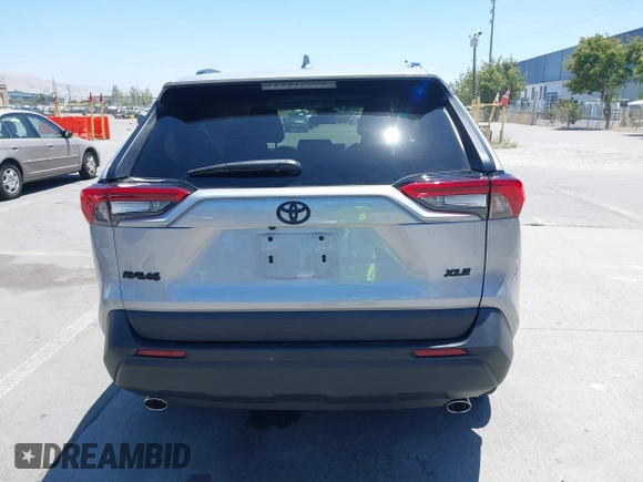 2022 Toyota RAV4 XLE z VIN 2T3W1RFV5NC213609, wystawiony jako IAAI lot #42561113 z przebiegiem 22 125 mil mil oraz . Historia ofert i sprzedaży dostępna na DreamBid. Obrazek 16.