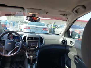 2016 Chevrolet Sonic LT z VIN 1G1JC6SH1G4121018, wystawiony jako IAAI lot #42501319 z przebiegiem 146 008 mil mil oraz . Historia ofert i sprzedaży dostępna na DreamBid. Obrazek 16.