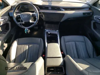 2019 Audi e-tron Premium Plus z VIN WA1LAAGEXKB011980, wystawiony jako Copart lot #44631595 z przebiegiem 68 699 mil mil oraz Szkoda całkowita • Salvage title. Historia ofert i sprzedaży dostępna na DreamBid. Obrazek 8.