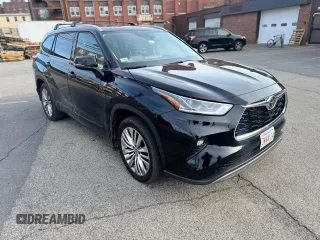 2022 Toyota Highlander Platinum z VIN 5TDFZRBH0NS226809, wystawiony jako Copart lot #51350925 z przebiegiem 25 146 mil mil oraz Czysty tytuł • Clean title. Historia ofert i sprzedaży dostępna na DreamBid. Obrazek 1.