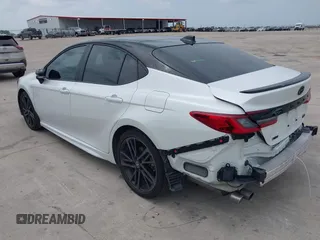 2025 Toyota Camry LE z VIN 4T1DAACK2SU016483, wystawiony jako IAAI lot #42123233 z przebiegiem 19 686 mil mil oraz . Historia ofert i sprzedaży dostępna na DreamBid. Obrazek 3.