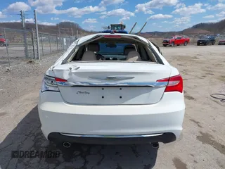 2014 Chrysler 200 Limited z VIN 1C3CCBCGXEN152570, wystawiony jako IAAI lot #41901310 z przebiegiem 135 752 mil mil oraz . Historia ofert i sprzedaży dostępna na DreamBid. Obrazek 17.