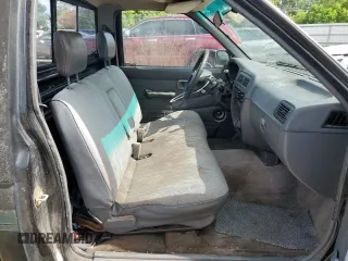1995 Nissan Frontier z VIN 1N6SD11S6SC430228, wystawiony jako Copart lot #60110335 z przebiegiem 202 139 mil mil oraz Czysty tytuł • Clean title. Historia ofert i sprzedaży dostępna na DreamBid. Obrazek 10.