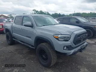 2021 Toyota Tacoma SR z VIN 5TFCZ5AN3MX258746, wystawiony jako IAAI lot #42252967 z przebiegiem 62 095 mil mil oraz . Historia ofert i sprzedaży dostępna na DreamBid. Obrazek 1.