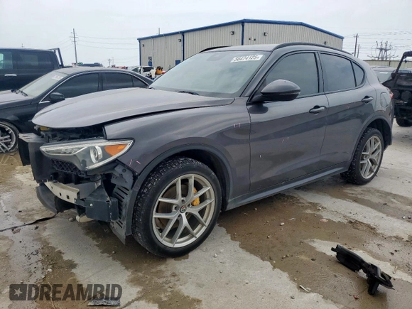 2018 Alfa Romeo Stelvio Sport z VIN ZASFAKPN4J7B72214, wystawiony jako Copart lot #56474125 z przebiegiem 135 689 mil mil oraz Szkoda całkowita • Salvage title. Historia ofert i sprzedaży dostępna na DreamBid. Obrazek 1.