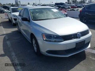 2014 Volkswagen Jetta S z VIN 3VW2K7AJXEM320530, wystawiony jako IAAI lot #41697696 z przebiegiem 86 670 mil mil oraz . Historia ofert i sprzedaży dostępna na DreamBid. Obrazek 1.