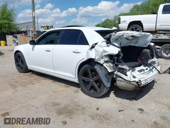 2014 Chrysler 300 S z VIN 2C3CCAGG4EH297391, wystawiony jako IAAI lot #42207431 z przebiegiem 106 571 mil mil oraz . Historia ofert i sprzedaży dostępna na DreamBid. Obrazek 3.