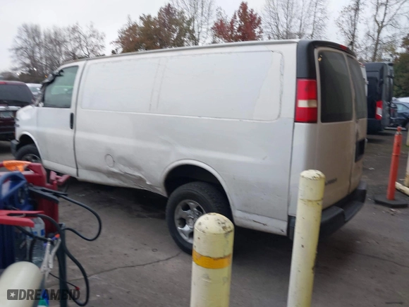2008 GMC Savana Cargo Van with VIN 1GTGG25CX81235617, listed as a IAAI auction lot 41353274 with 209,888 mi miles. Bid and sale history available at carsss.com. Image 3.