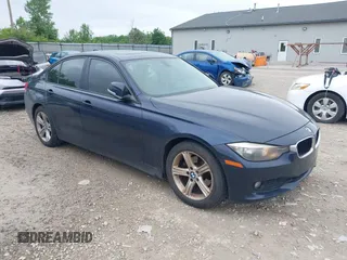 2013 BMW 3 Series 328i z VIN WBA3A5C54DF355588, wystawiony jako IAAI lot #42371580 z przebiegiem 184 548 mil mil oraz . Historia ofert i sprzedaży dostępna na DreamBid. Obrazek 1.