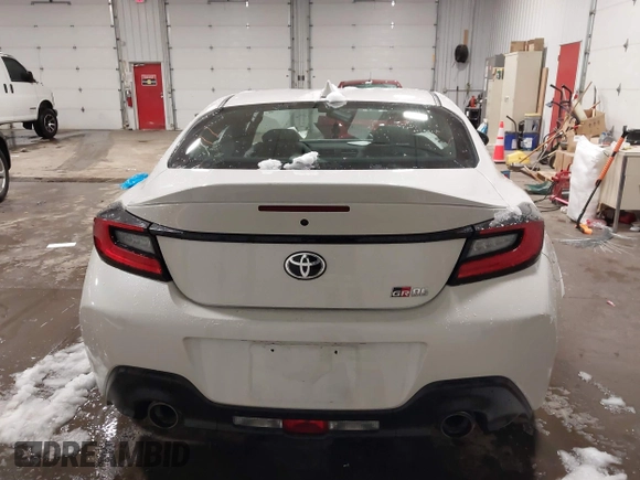 2023 Toyota 86 Premium z VIN JF1ZNBE1XP9765718, wystawiony jako IAAI lot #41945549 z przebiegiem 12 942 mil mil oraz . Historia ofert i sprzedaży dostępna na DreamBid. Obrazek 15.