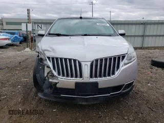 2011 Lincoln MKX z VIN 2LMDJ8JK2BBJ32076, wystawiony jako Copart lot #53683345 z przebiegiem 131 501 mil mil oraz Szkoda całkowita • Salvage title. Historia ofert i sprzedaży dostępna na DreamBid. Obrazek 5.