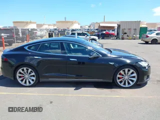 2013 Tesla Model S z VIN 5YJSA1CG0DFP17932, wystawiony jako IAAI lot #42212413 z przebiegiem 76 214 mil mil oraz . Historia ofert i sprzedaży dostępna na DreamBid. Obrazek 13.