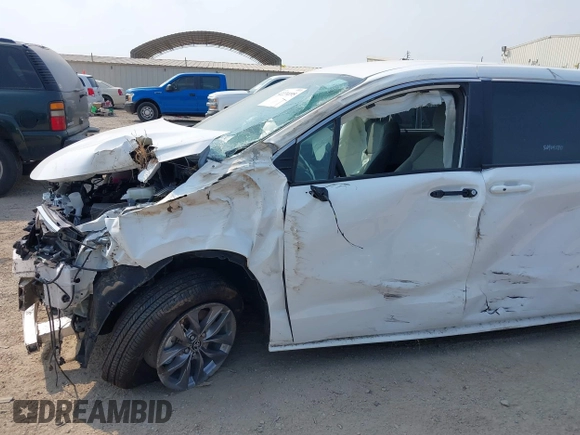 2025 Toyota Sienna LE z VIN 5TDKRKEC8SS245934, wystawiony jako IAAI lot #42274195 z przebiegiem 4 933 mil mil oraz . Historia ofert i sprzedaży dostępna na DreamBid. Obrazek 6.
