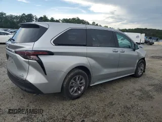 2024 Toyota Sienna LE z VIN 5TDKRKEC7RS188975, wystawiony jako Copart lot #61656985 z przebiegiem 1 017 mil mil oraz Szkoda całkowita • Salvage title. Historia ofert i sprzedaży dostępna na DreamBid. Obrazek 3.