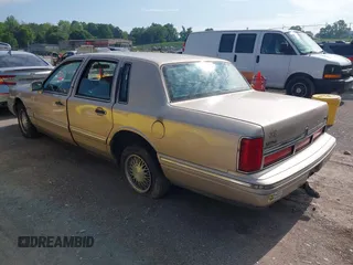 1997 Lincoln Town Car Signature z VIN 1LNLM82W6VY758933, wystawiony jako IAAI lot #42111472 z przebiegiem 156 999 mil mil oraz . Historia ofert i sprzedaży dostępna na DreamBid. Obrazek 3.