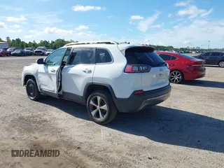 2019 Jeep Cherokee Limited z VIN 1C4PJLDB1KD380924, wystawiony jako IAAI lot #42621908 z przebiegiem 136 231 mil mil oraz . Historia ofert i sprzedaży dostępna na DreamBid. Obrazek 3.