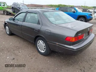 2000 Toyota Camry CE z VIN JT2BG22K3Y0530823, wystawiony jako IAAI lot #42365050 z przebiegiem 148 913 mil mil oraz . Historia ofert i sprzedaży dostępna na DreamBid. Obrazek 3.