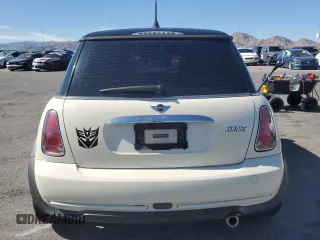2006 MINI Hardtop z VIN WMWRC33506TJ73836, wystawiony jako Copart lot #57385905 z przebiegiem 105 592 mil mil oraz Szkoda całkowita • Salvage title. Historia ofert i sprzedaży dostępna na DreamBid. Obrazek 6.