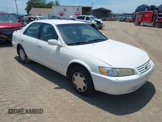 1998 Toyota Camry LE z VIN 4T1BG22K5WU859676, wystawiony jako IAAI lot #42357394 z przebiegiem 353 948 mil mil oraz . Historia ofert i sprzedaży dostępna na DreamBid. Obrazek 1.