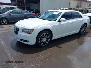 2012 Chrysler 300 S z VIN 2C3CCABG5CH115766, wystawiony jako IAAI lot #41893708 z przebiegiem 129 260 mil mil oraz . Historia ofert i sprzedaży dostępna na DreamBid. Obrazek 2.