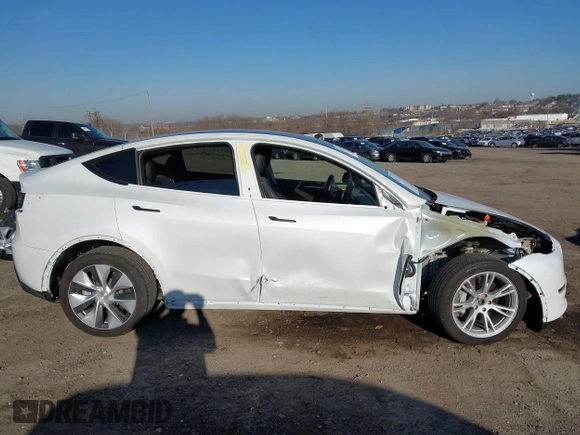 2023 Tesla Model Y Long Range z VIN 7SAYGDEE5PF765326, wystawiony jako IAAI lot #41757113 z przebiegiem 10 461 mil mil oraz . Historia ofert i sprzedaży dostępna na DreamBid. Obrazek 14.