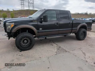 2015 Ford F-250 Lariat z VIN 1FT7W2BTXFEC34304, wystawiony jako Copart lot #55057775 z przebiegiem 128 368 mil mil oraz Szkoda całkowita • Salvage title. Historia ofert i sprzedaży dostępna na DreamBid. Obrazek 1.