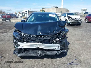 2025 Toyota Camry LE z VIN 4T1DAACK5SU581231, wystawiony jako IAAI lot #41934940 z przebiegiem 9887 mil mil oraz . Historia ofert i sprzedaży dostępna na DreamBid. Obrazek 12.