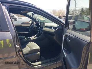 2021 Toyota RAV4 Hybrid XSE z VIN 4T3E6RFV4MU058397, wystawiony jako IAAI lot #42060980 z przebiegiem 236 612 mil mil oraz . Historia ofert i sprzedaży dostępna na DreamBid. Obrazek 5.